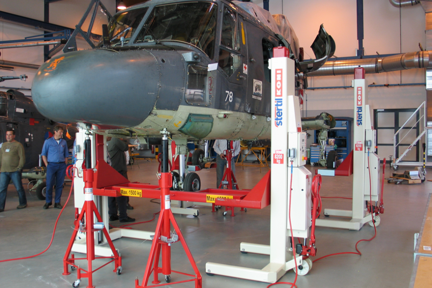 Stertil-Koni mobiele hefkolommen voor onderhoud en reparatie van een helikopter