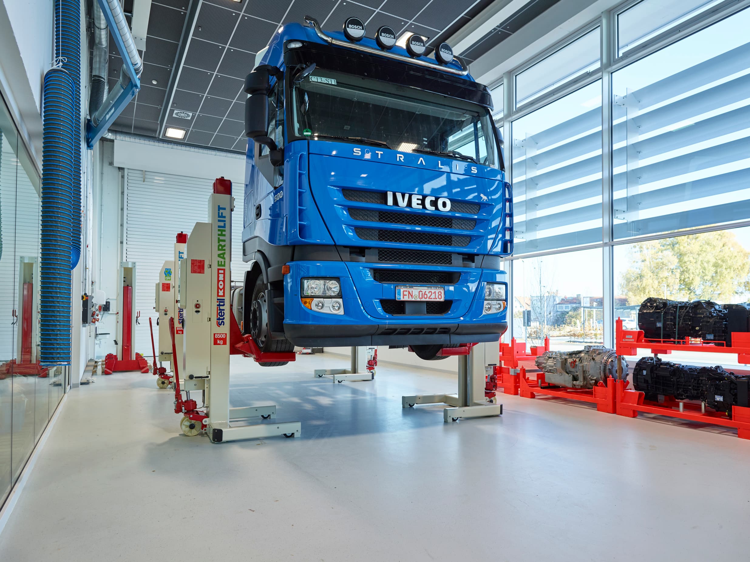 Iveco truck on EARTHLIFT mobile columns