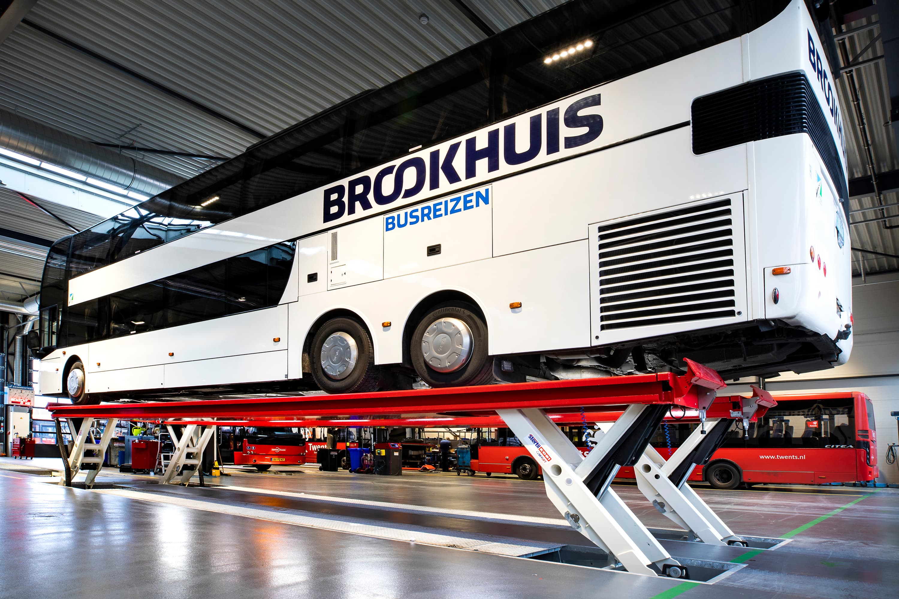 Proven lifting equipment in bus workshops worldwide