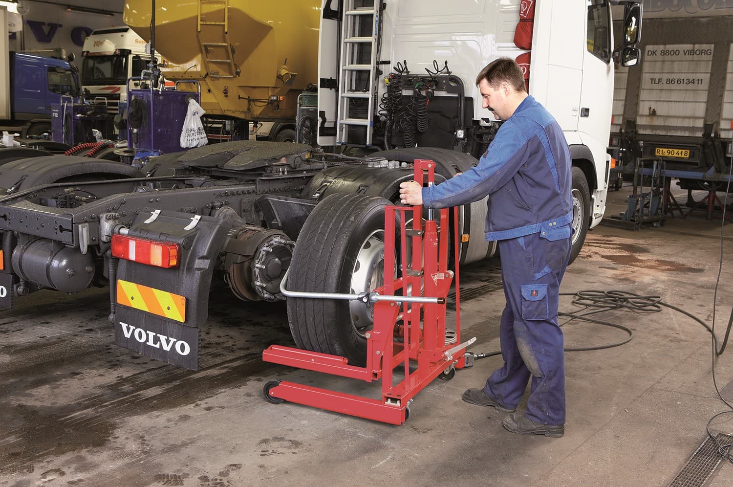 Wheel dolly for larger, wider wheels