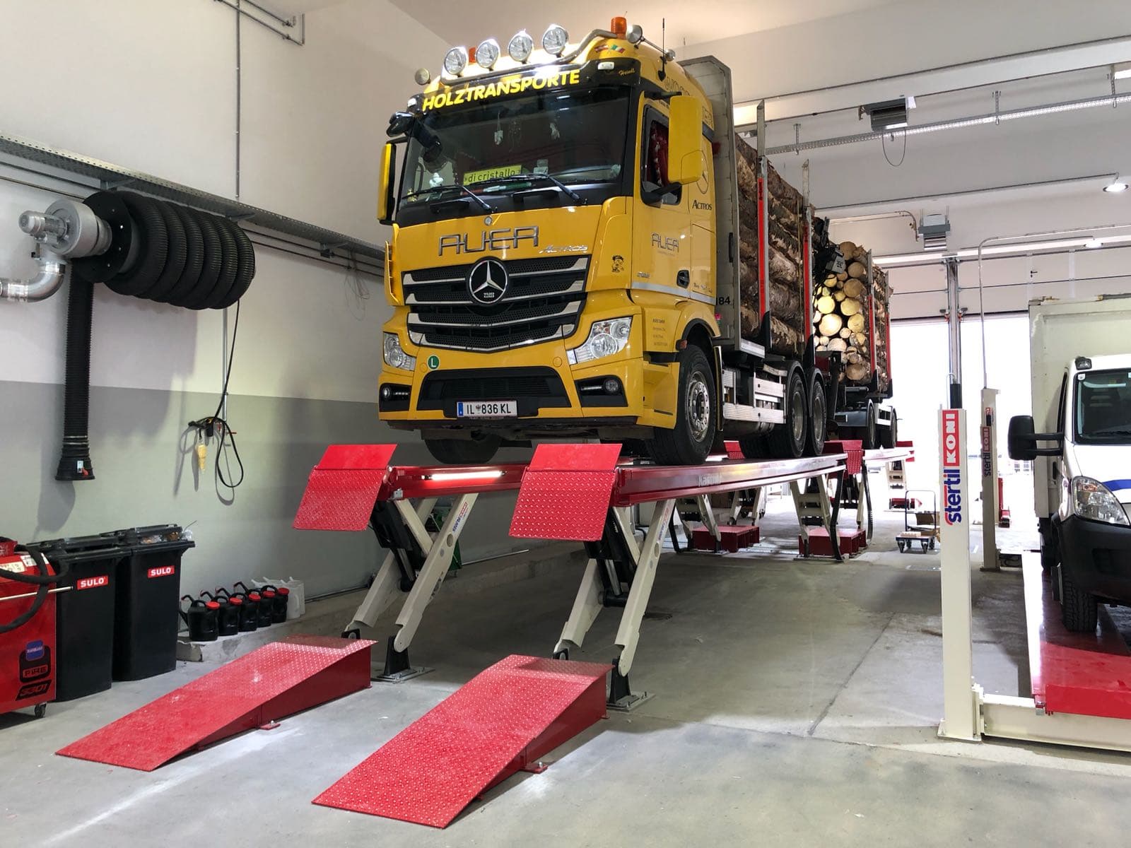 Tandem configuration platform lift for articulated trucks and buses