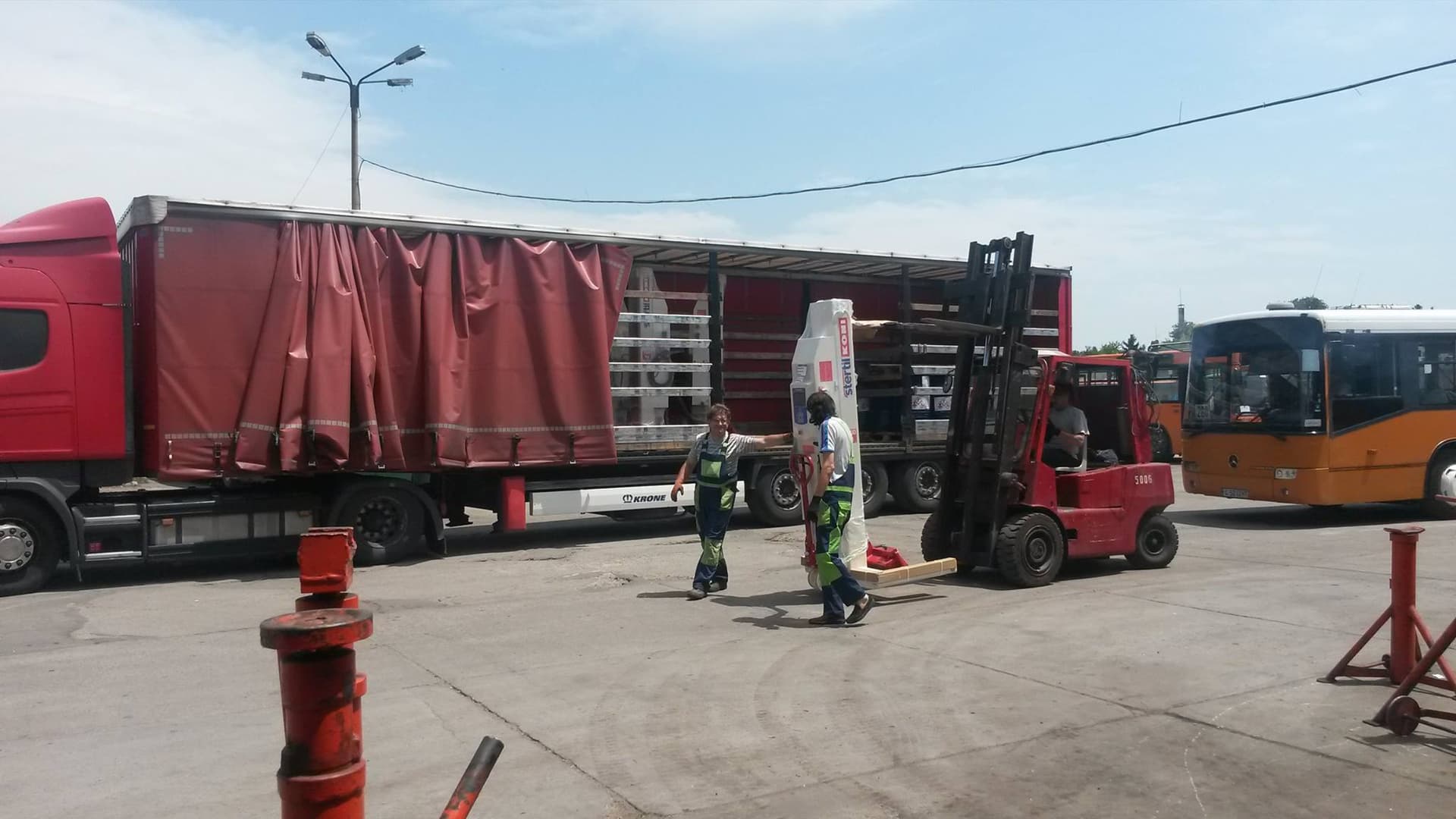Delivery of the mobile columns on site