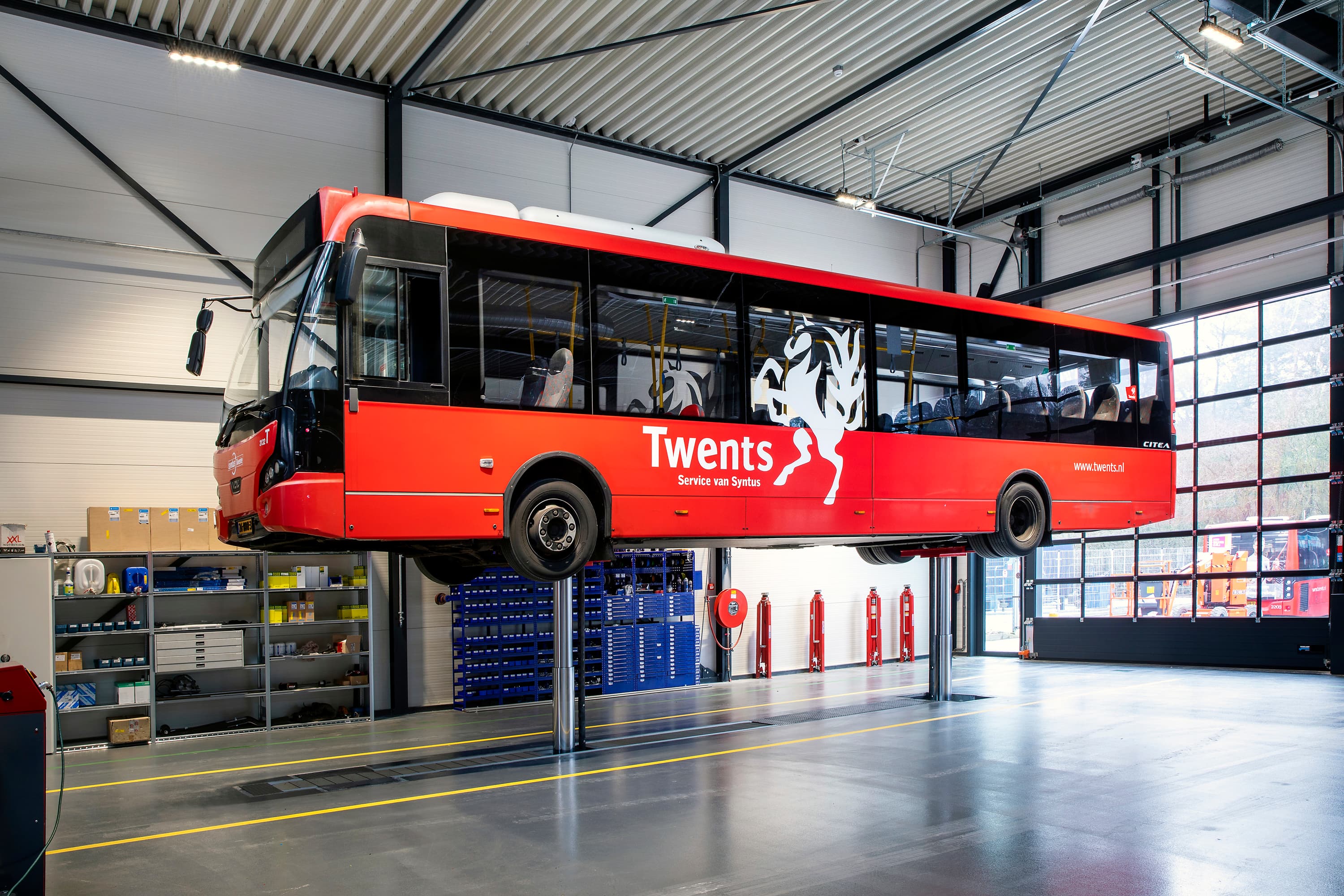 Lifting a bus with a 2-piston Stertil-Koni in-ground DIAMONDLIFT