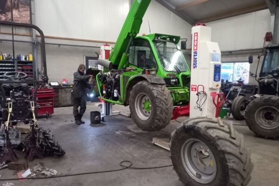 Vehicle lifting solutions for tractors and agricultural machines and equipment for maintenance and repair