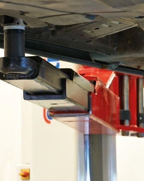 Lifting heavy duty vehicles like trucks with the Stertil-Koni FREEDOMLIFT