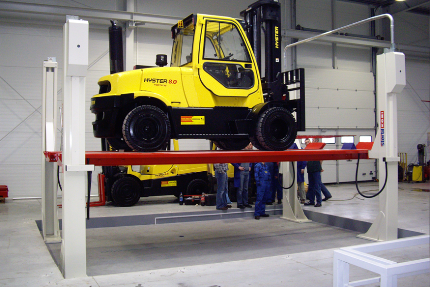 Industriële voertuigen heffen. Stertil-Koni hefbruggen voor onderhoud en reparatie van constructie en grondbewerking voertuigen 