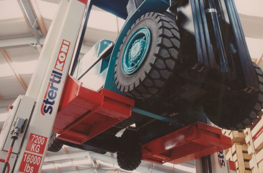 Forklift adapter for vehicle lifting with Stertil-Koni vehicle lifts