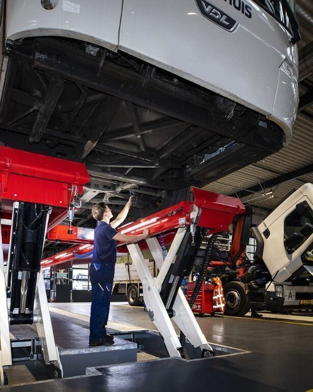 Vrije toegang van het voertuig voor onderhoud en reparatie met Stertil-Koni rijbanen hefbrug