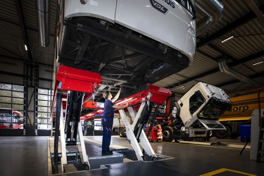 Vrije toegang van het voertuig voor onderhoud en reparatie met Stertil-Koni rijbanen hefbrug