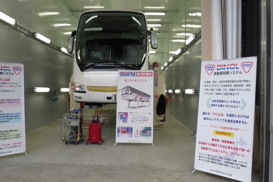 Mobiele hefbruggen van Stertil-Koni in Japanse werkplaats voor reparatie en onderhoud van bussen