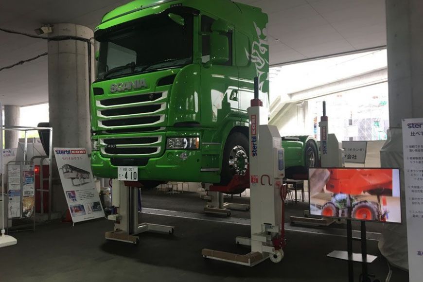 Tuff-Kote exhibiting with mobile columns at Japan Truck Show