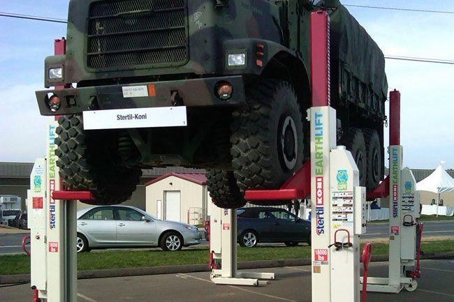 Hefbruggen van Stertil-Koni voor onderhoud en reparatie van militaire voertuigen 
