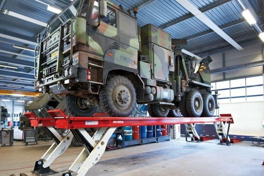 Hefbruggen van Stertil-Koni voor onderhoud en reparatie van militaire voertuigen 