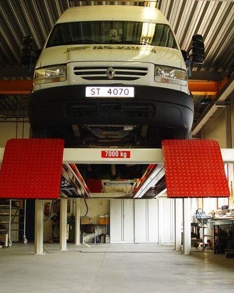 In de breedte verstelbare rijbanen met de Stertil-Koni 4-koloms hefbrug