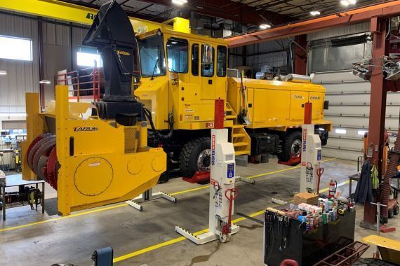 Maintenance of snow blowers equipment for airport with Stertil-Koni mobile column vehicle lifts