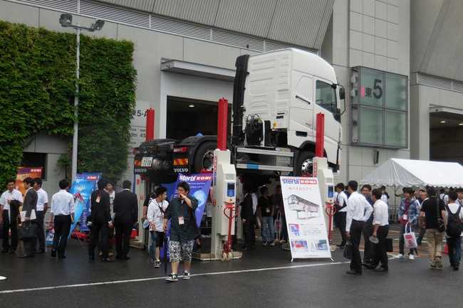 Auto Service Show in Tokio met truck op Stertil-Koni mobiele hefkolommen