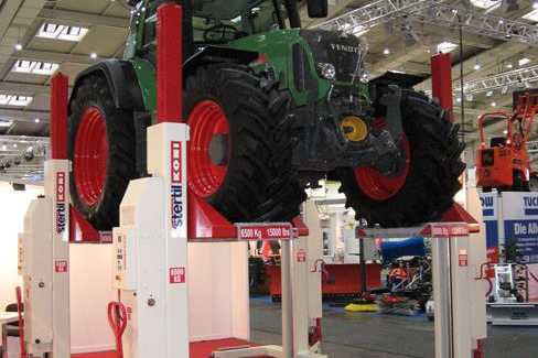 Stertil-Koni mobile column vehicle lifts lifting a Fendt tractor 