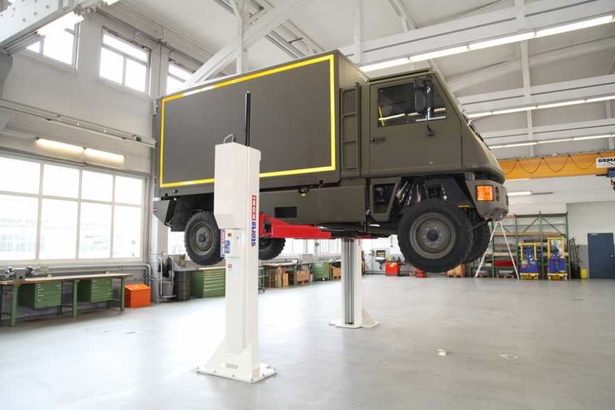 Stertil-Koni 2-koloms hefbrug met vrachtwagen