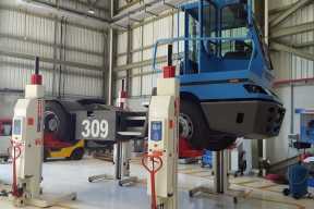 Vliegveld GSE voertuigen liften voor onderhoud en inspectie met Stertil-Koni mobiele hefkolommen  