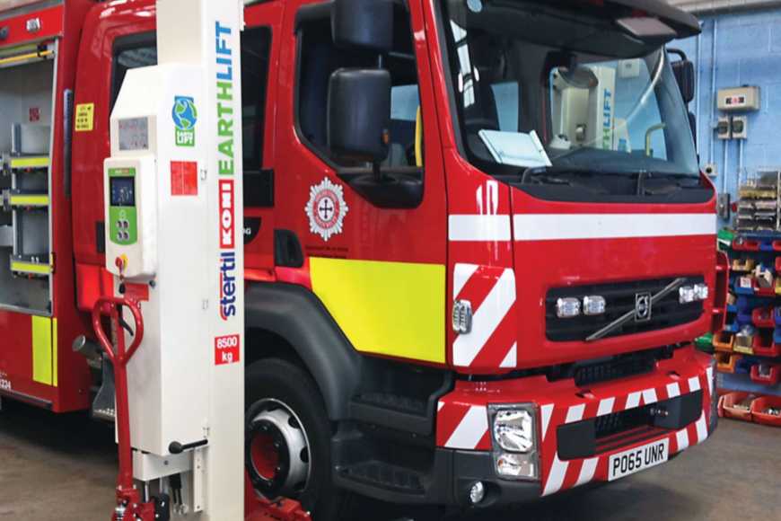 Onderhoud van brandweerwagens met Stertil-Koni mobiele hefkolommen